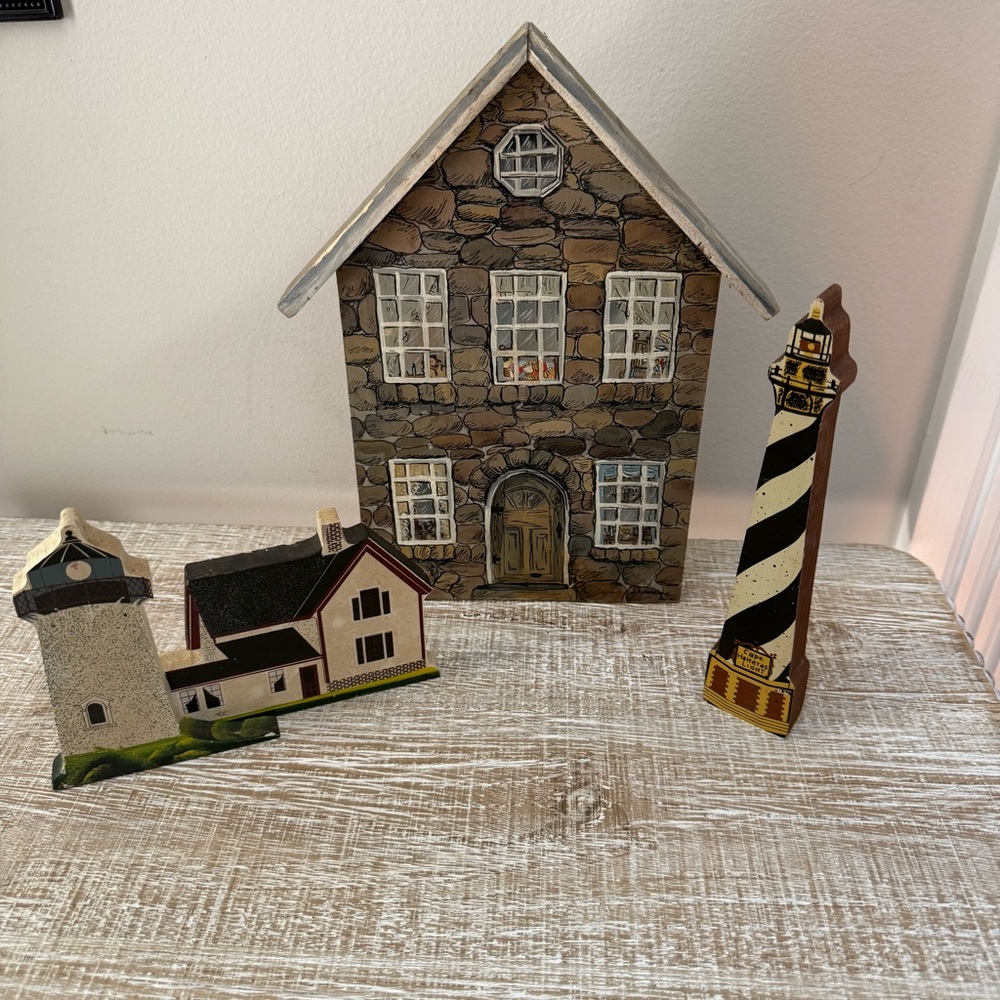 Vintage Handmade and Hand-painted in Massachusetts wooden houses and lighthouses - Picture 2 of 16